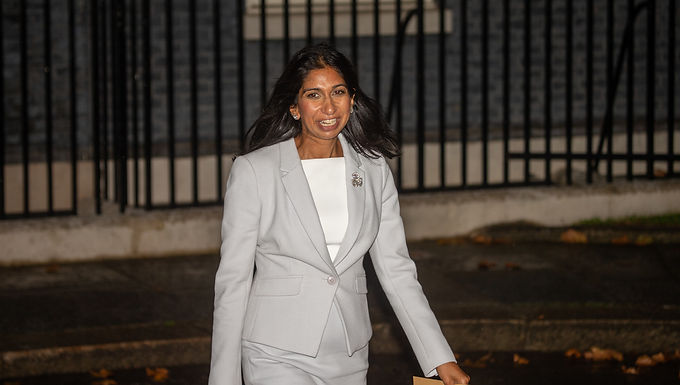 Número 10 en guerra por la libertad de visas del Brexit: la primera ministra Liz Truss se prepara para la última revuelta mientras la ministra del Interior, Suella Braverman, promete reducir el número de trabajadores extranjeros no calificados que ingresan a Gran Bretaña.