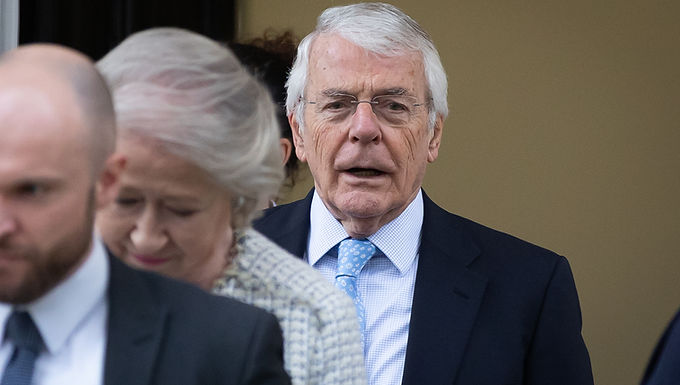 El ex primer ministro Sir John Major se une a las familias de las víctimas del bombardeo de Warrington en el memorial para conmemorar el 30 aniversario de la atrocidad del IRA