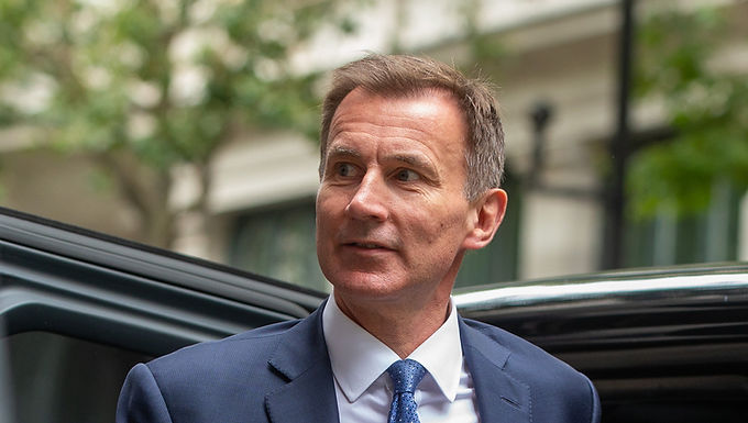 Jeremy Hunt bajo nueva presión para recortar impuestos mientras los parlamentarios conservadores señalan un "impulso multimillonario de libras" para las arcas del Tesoro debido al aumento de los salarios