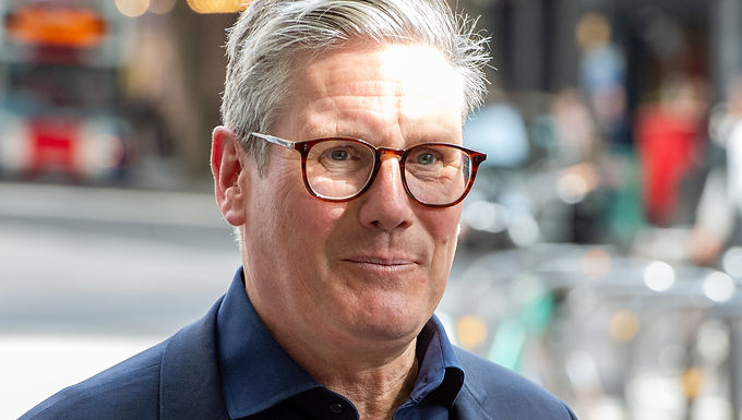 Los conservadores afirman que Keir Starmer podría imponer 18 aumentos de impuestos,  después de que los grupos de expertos pusieran en duda el manifiesto.
