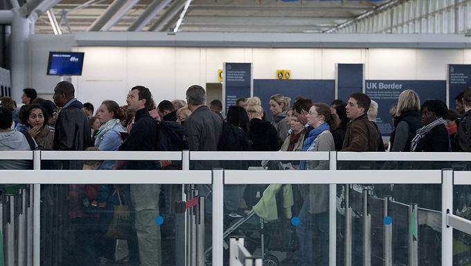 El plan de Rishi Sunak para reducir la migración neta en 300.000 personas "no es seguro" que funcione y un límite en las cifras es la "única forma práctica" de controlar la inmigración con visas, advierte un informe
