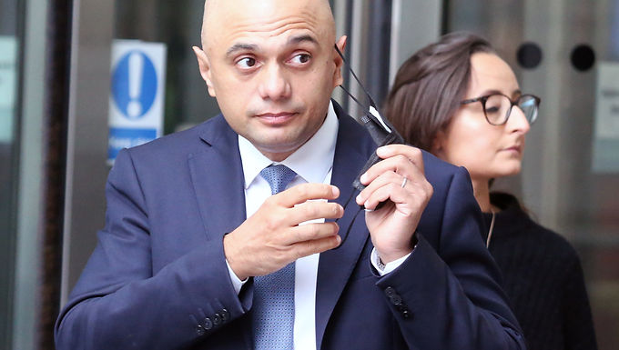 Boris Johnson confirma que las reglas de Covid no se relajarán el 5 de julio, pero insiste en que el 19 de julio 'parece justo' para el 'día de la libertad' después de que el nuevo secretario de Salud, Sajid Javid, afirma que 'no habrá vuelta atrás' una vez que se eliminen las restricciones.