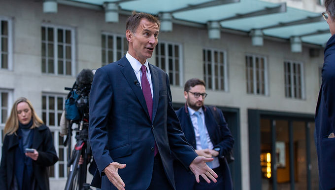 Jeremy Hunt establecerá nuevas facturas de energía para ayudar a las empresas la próxima semana, pero el Canciller advierte a las empresas que no obtendrán el mismo nivel de apoyo 'insosteniblemente caro'