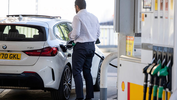 Rishi Sunak se niega a descartar un aumento de 12 peniques en el impuesto sobre el combustible que afectaría a los conductores en la primavera y dice que tendrán que esperar el Presupuesto en marzo para aclarar cuánto van a pagar.