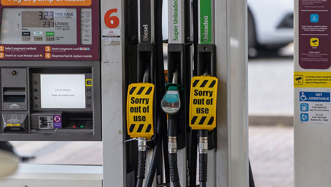 La ventaja de los conservadores sobre los laboristas se reduce al 1% en medio de la escasez de gasolina, el aumento de las facturas de energía y los aumentos de impuestos, pero Boris sigue siendo más popular que Starmer.