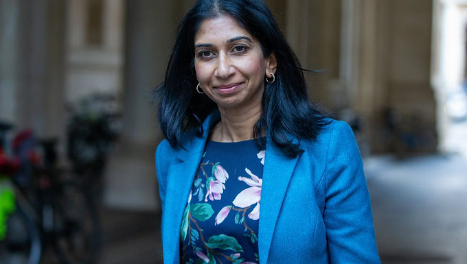 La derecha conservadora se vuelve contra Rishi Sunak por la inmigración cuando la ministra del Interior, Suella Braverman, ataca la política de trabajadores extranjeros.