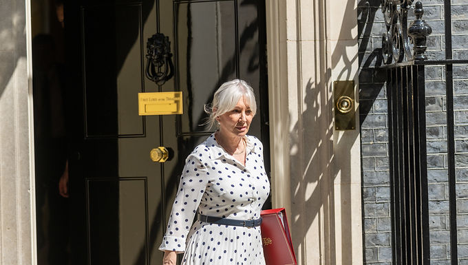 Rishi Sunak podría enfrentarse a una prueba triple en las elecciones parciales el 20 de julio después de que David Warburton renunciara oficialmente en medio de una investigación de acoso y cocaína.