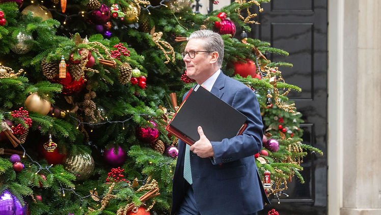 Canción de caridad burlándose de Keir Starmer sobre los pagos de combustible de invierno podría tormar las listas de éxitos hoy, excepto de la BBC