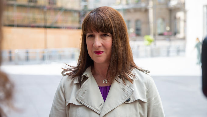 Rachel Reeves dice que el partido laborista se opondrá a los intentos de Rishi Sunak de introducir nuevas y duras leyes contra las huelgas mientras los sindicatos traman el caos navideño