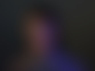 Frau mit Brille mit Blauenlicht Blaulichtfilter