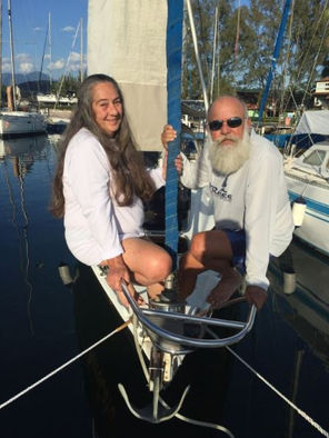 Hélio 61 anos e Mara 63 anos. Gostamos de navegar mas 90% do tempo o barco fica na marina.(2018)