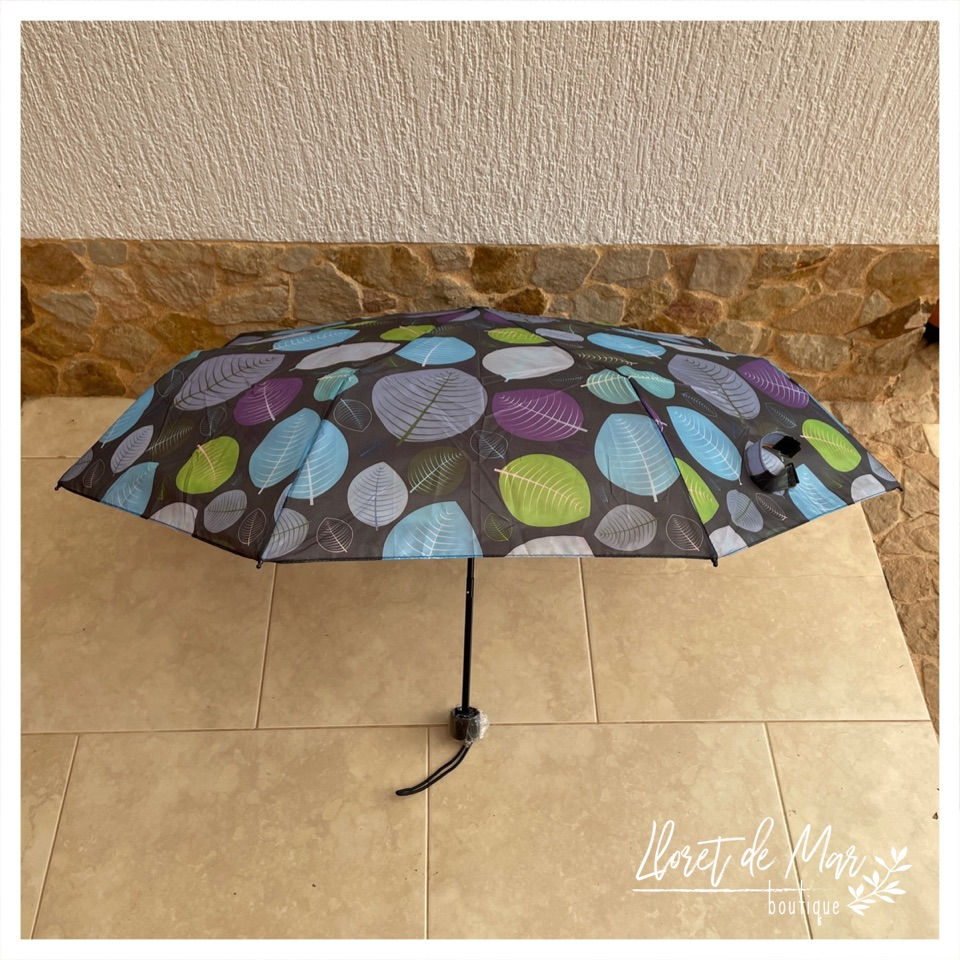 sombrilla colorida para un día lluvioso, proporcionando sombra y comodidad.