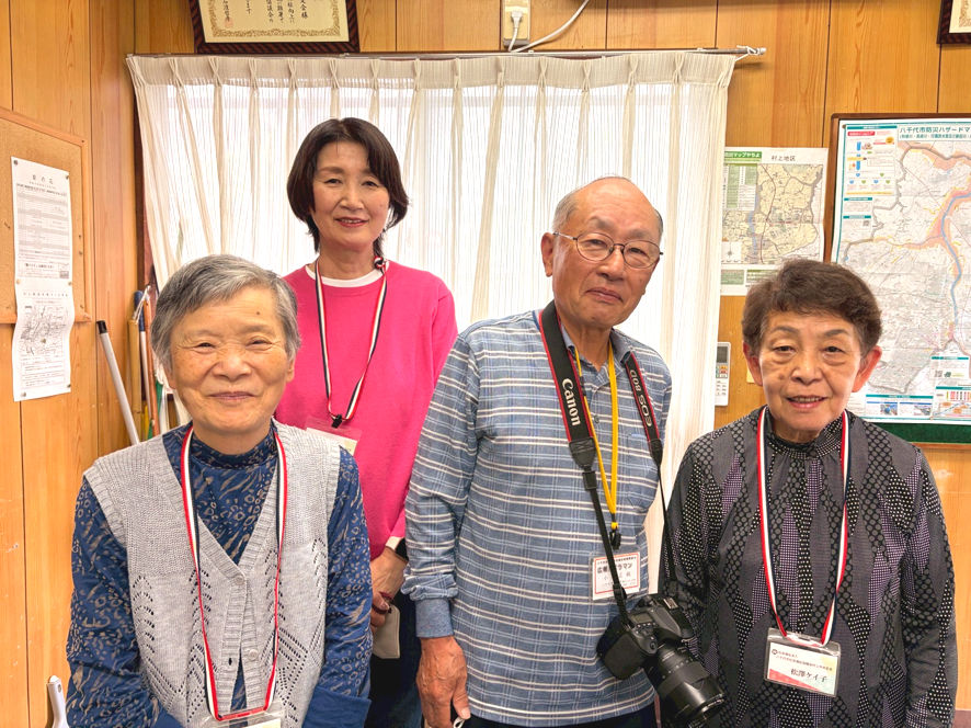 オレンジ色の建物に集まる笑顔の源。「ほっこり村上」をあたたかく守る、地域のボランティアのみなさん。
