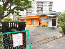 オレンジ色の建物に集まる地域と世界の笑顔。村上団地「ほっこり村上」がつむぐ、優しさと絆にあふれた最先端の地域交流