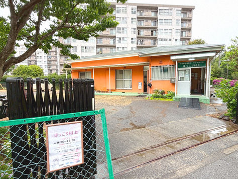 オレンジ色の建物に集まる地域と世界の笑顔。村上団地「ほっこり村上」がつむぐ、優しさと絆にあふれた最先端の地域交流