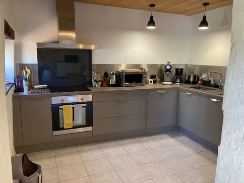 Cuisine équipée du gîte Domaine du Bardon, idéale pour préparer des repas maison pendant vos vacances. Location vacances avec prestations haut de gamme en Provence.