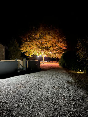 Ambiance nocturne du Domaine du Bardon : gîte avec éclairage extérieur pour des soirées romantiques ou entre amis. Location vacances en Provence avec cadre paisible et sécurisé.