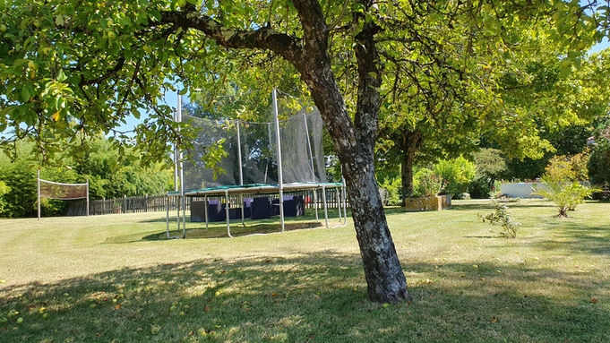Parc arboré du Domaine du Bardon, gîte entouré de nature pour des vacances relaxantes. Location vacances avec espaces verts et cadre paisible en Charentes-Maritimes