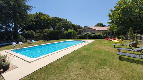 Piscine chauffée du gîte Domaine du Bardon, idéale pour des vacances en famille ou entre amis. Location vacances avec accès privé à la piscine et espaces détente en plein air.