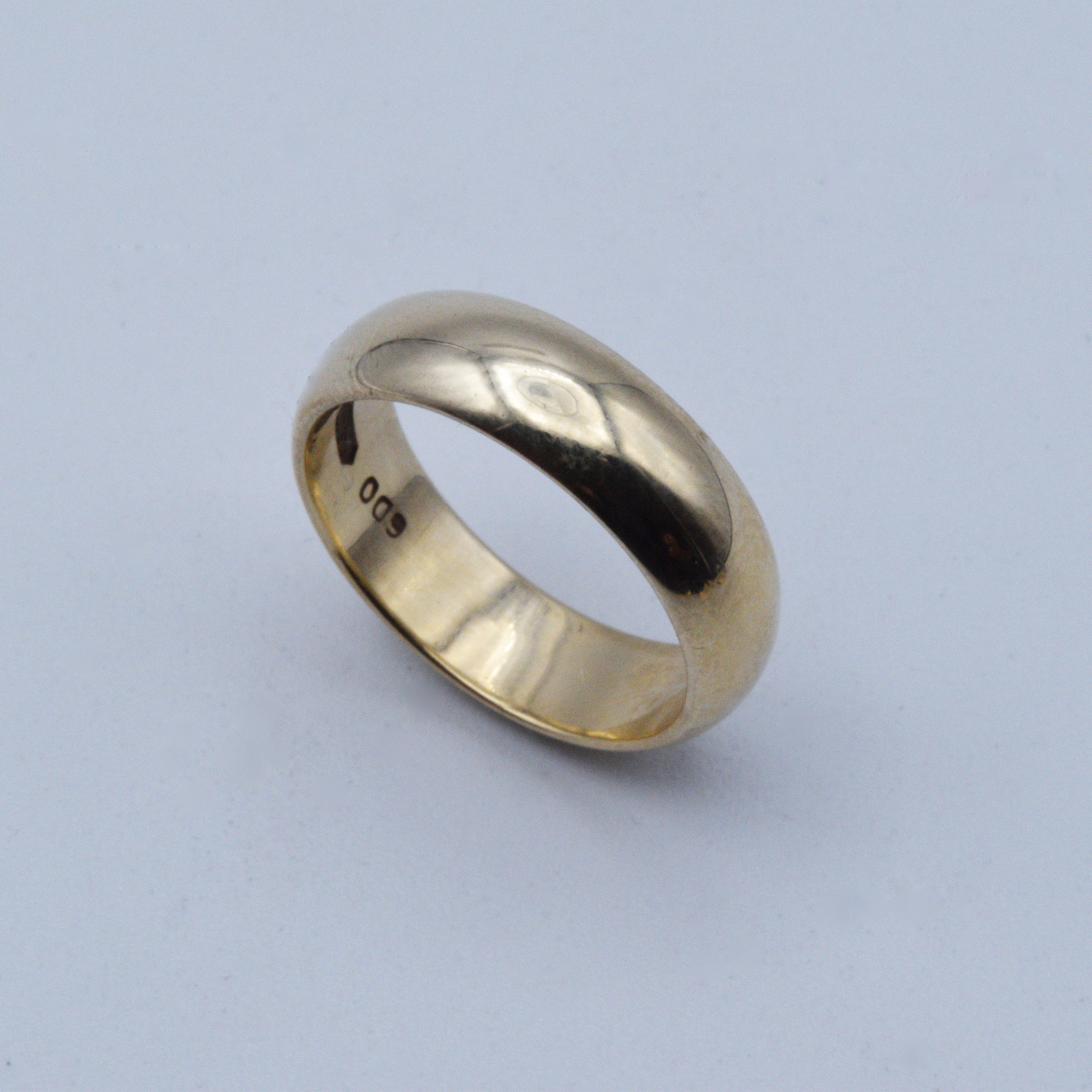 Vintage D shape Wedding Ring in 9ct gold.