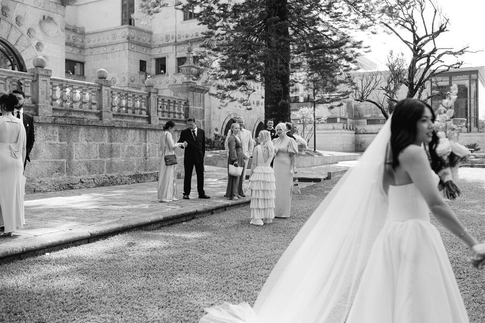 Brud med slør og bryllupsgjester, utendørs, Prosjekt Bryllup.