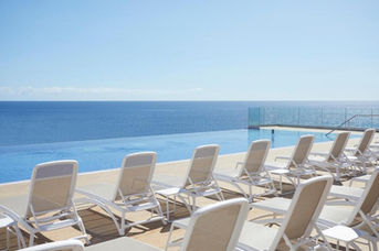Tropisk hage med havutsikt på Tenerife – perfekt for bryllup i Spania omgitt av grønt, sol og romantisk atmosfære