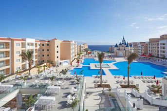 Kveldslys og palmer på Tenerife – tropisk og romantisk setting for bryllup i Spania med avslappet og elegant atmosfære