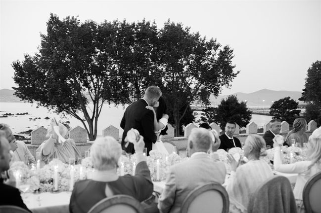 Bryllup seremoni med gjester og brudgom, taler i vakker setting. Prosjekt Bryllup