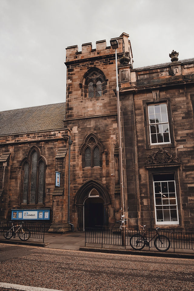 Wedding drinks reception at St. Columba’s by the Castle in Edinburgh, joyful and candid photography