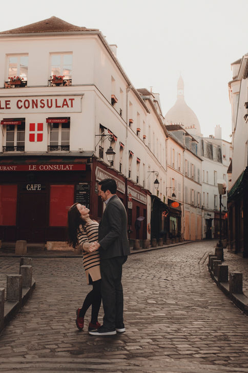 Romantic cinematic photography of a couple in Paris, highlighting soft light and emotional connection