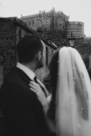 Romantic wedding elopement in Edinburgh’s Old Town, with breathtaking views of Edinburgh Castle, captured by a professional wedding photographer.