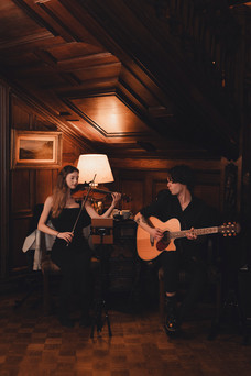 Cocktail hour moments with guests, storytelling and editorial style