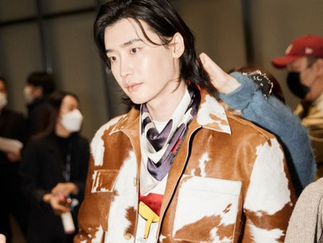 Aktor Lee Jong Suk Membuat Penampilan yang Mengejutkan dalam Runway “2021 Seoul Fashion Week”
