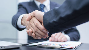 COME DEVE ESSERE LA STRETTA DI MANO?