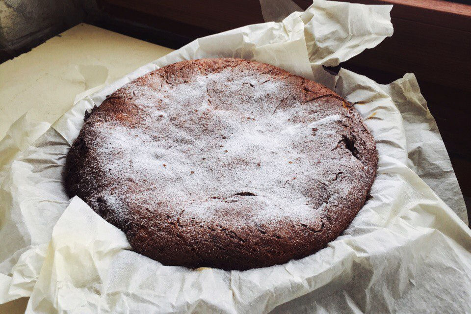 Готовый десерт можно посыпать сахарной пудрой. Также вы можете придумать любое декоративное решение, и сделать нечто волшебное.