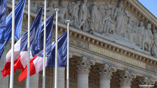 Fronton de l'Assemblée nationale illustrant les principes de la Constitution française