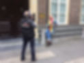 De Bossche Tijdmachine wordt opgenomen op video. Oudere man presenteert