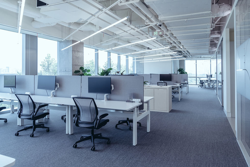 La moderna oficina de planta abierta con un diseño limpio y organizado. El espacio de trabajo cuenta con filas de...