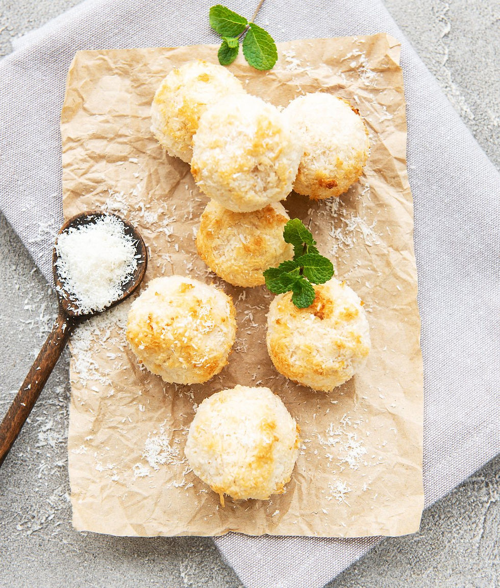 Cookies à la noix de coco et aux dattes sur papier cuisson