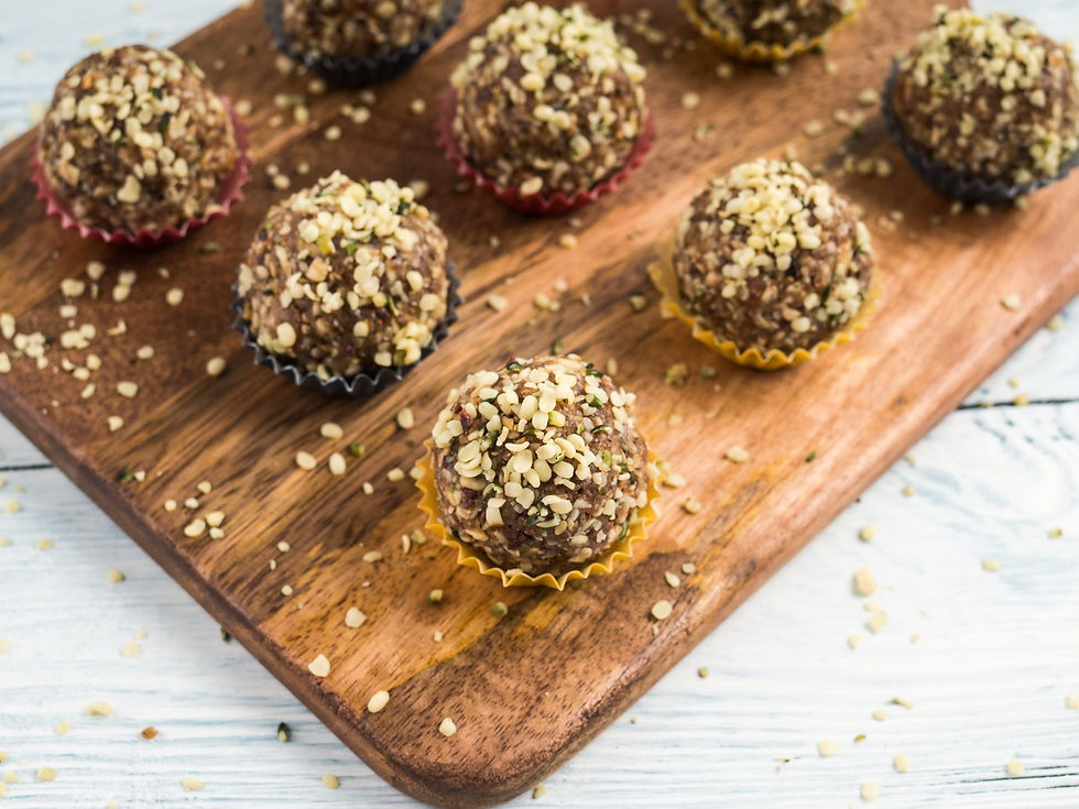 Energy balls aux dattes et à l'amande sur une planche en bois