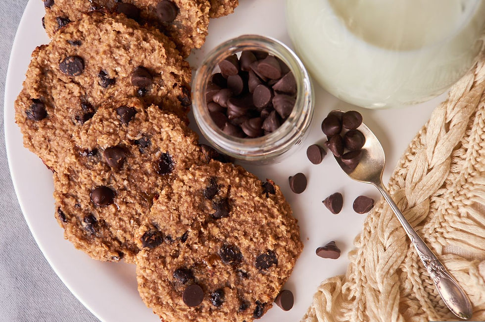 Cookies au quinoa et pépites de chocolat noir avec un verre de lait