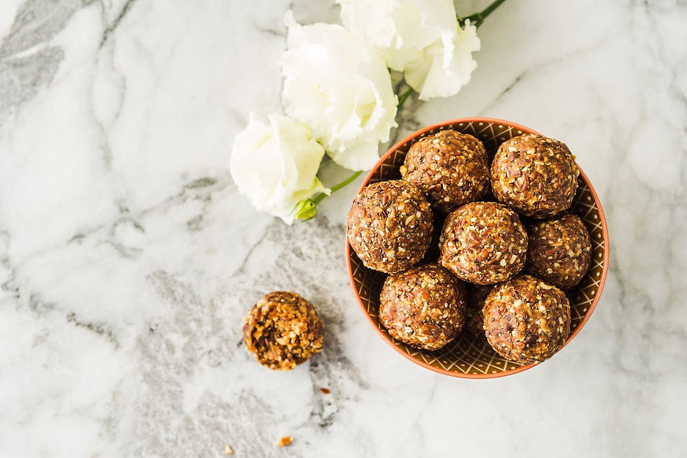 Energy balls maison aux graines dans un bol en terre cuite