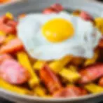 Salchipapa con huevo 