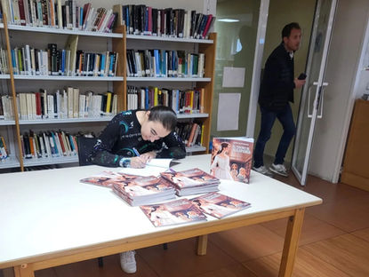 Carmen Galvañ entrega y firma de su libro El Tesoro de Alejandría