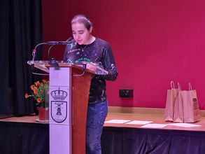Carmen Galvañ dando un discurso en los premios literarios en Málaga y Madrid