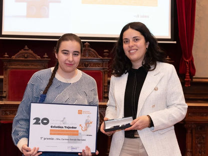 Carmen Galvañ recogiendo el primer premio del XX Certamen Literario Cristina Tejedor en Palencia