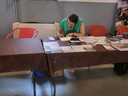 Carmen Galvañ firmando libros en la feria del libro de Perales