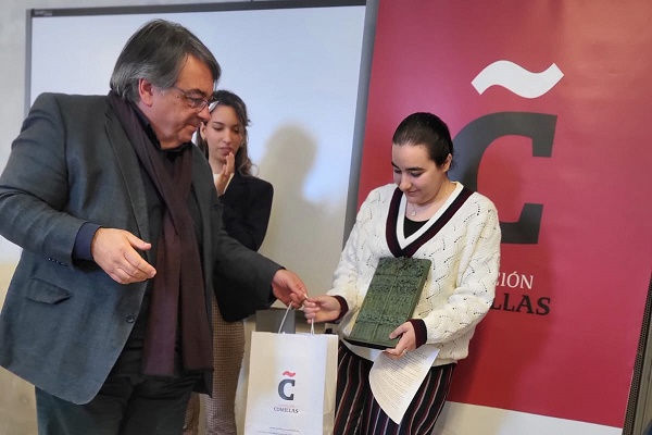 Carmen Galvañ recibiendo su premio literario en la Fundación Comillas