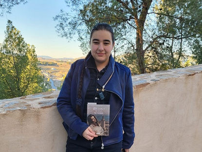 Carmen Galvañ sosteniendo su libro Diario sin nombre