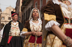 _MG_8813 CAGLIARI Sant'Efisio figurants chantant temp tf N DEV 100dpi rec 10x15